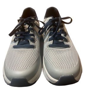 .Sketcher archfit tennis shoes Size 8 in mens gray and white